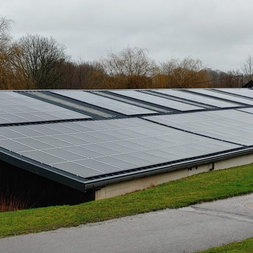Der Golfpark Weiherhof setzt 2022 auch auf die Versorgung der Anlage mit erneuerbaren Energien. Die Photovoltaik-Anlage auf dem Dach der Werkstatt erzeugt 500 Kilowattstunden und ermöglicht so den kontinuierlichen Betrieb der elektrischen Anlagen mit eigenständig erzeugtem Strom. Damit können die steigenden Energiepreise zumindest in Teilen aufgefangen werden.