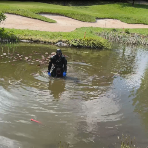 Rettung aus dem Teich
Im Golfpark Weiherhof werden verlorene Golfbälle aus den Teichen geborgen, um sie einer Kreislaufwirtschaft zuzuführen. Bei zwei Tauchaktionen wurden 2020 etwa 25.000 und in diesem Jahr 10.000 Bälle gesammelt. Diese werden professionell zu "Lakeballs" aufbereitet und wiederverkauft. Die Wiederverwendung ist wichtig, da Golfbälle aus Plastik bestehen, das nicht verrottet, und so über Jahrzehnte im Wasser oder Boden verbleiben würde. Die Tauchaktionen bringen die Bälle zurück ins Spiel und schonen die Umwelt.